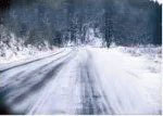 运输中通过积雪路面时,道路货物运输驾驶员应该怎么做?