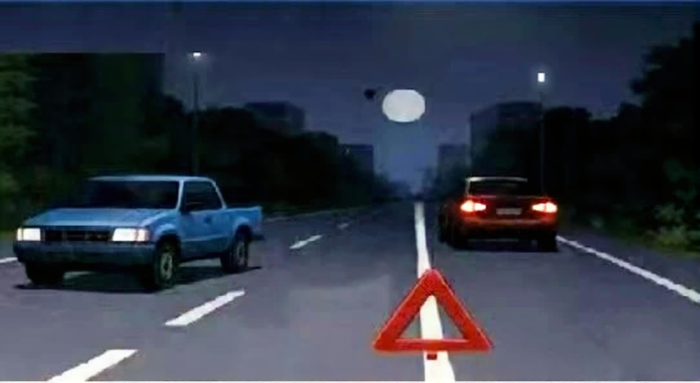 夜间驾车在道路发生事故妨碍交通又难以移动时，不应开启的灯光是…