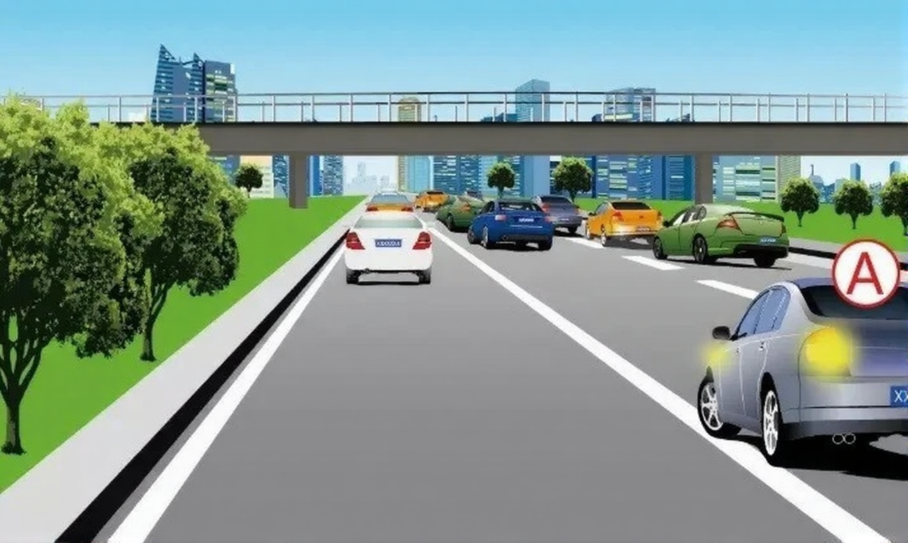 正在变更车道的A车，涉及什么违法行为？