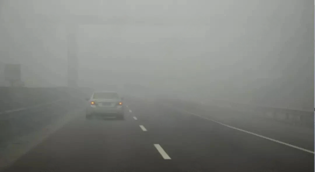 如图所示,在高速公路上开车遇到图中所示情况时,以下操作不正确…