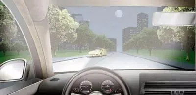 夜间行驶，与对向车道车辆交会时，以下做法正确的是？