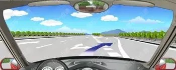 路面上的出口标线用于引导驶出该高速公路。