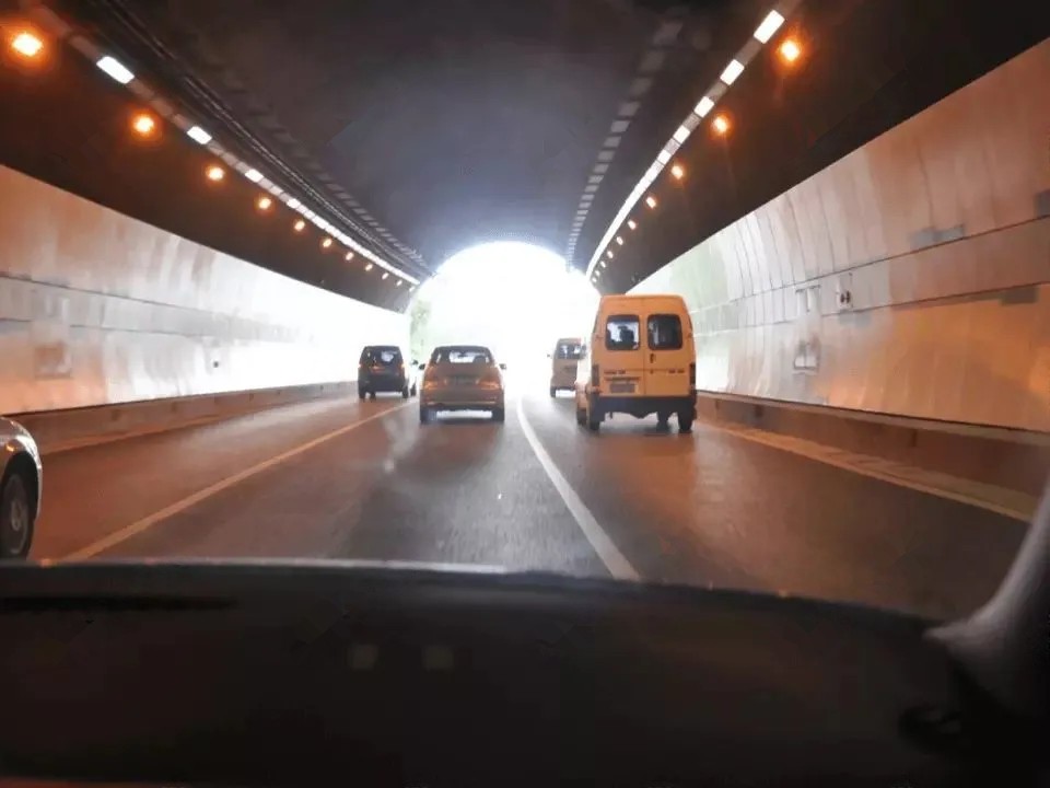 当车辆驶出隧道时，驾驶人易出现图中所示的“明适应”现象，以下…