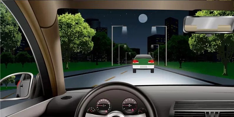 如图所示，夜间驾驶机动车遇到这种情况怎样超车？