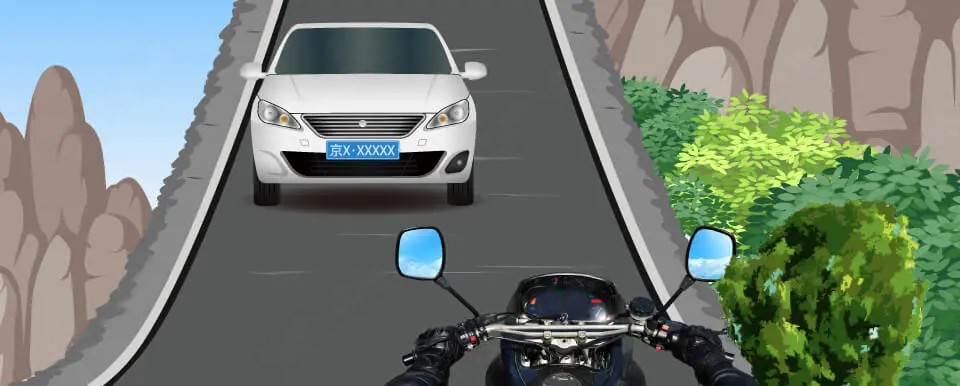 如图所示，驾驶摩托车在没有道路中心线的狭窄山路会车时，小型汽…