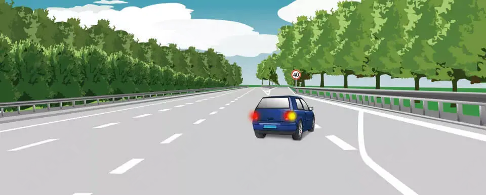 这辆小型载客汽车驶离高速公路行车道的方法是正确的。