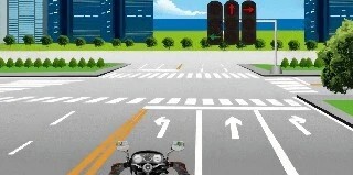 驾驶摩托车遇图中场景时，可以直行通过。