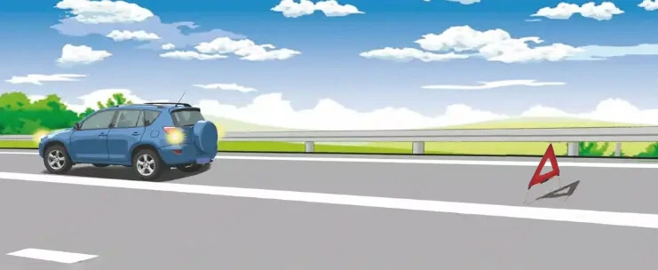 这辆在高速公路上临时停放的故障车,警告标志应该设置在车后多远…