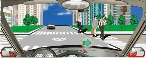 在一个绿灯亮的路口右转，遇到图中所示的情况，怎么做是正确的?