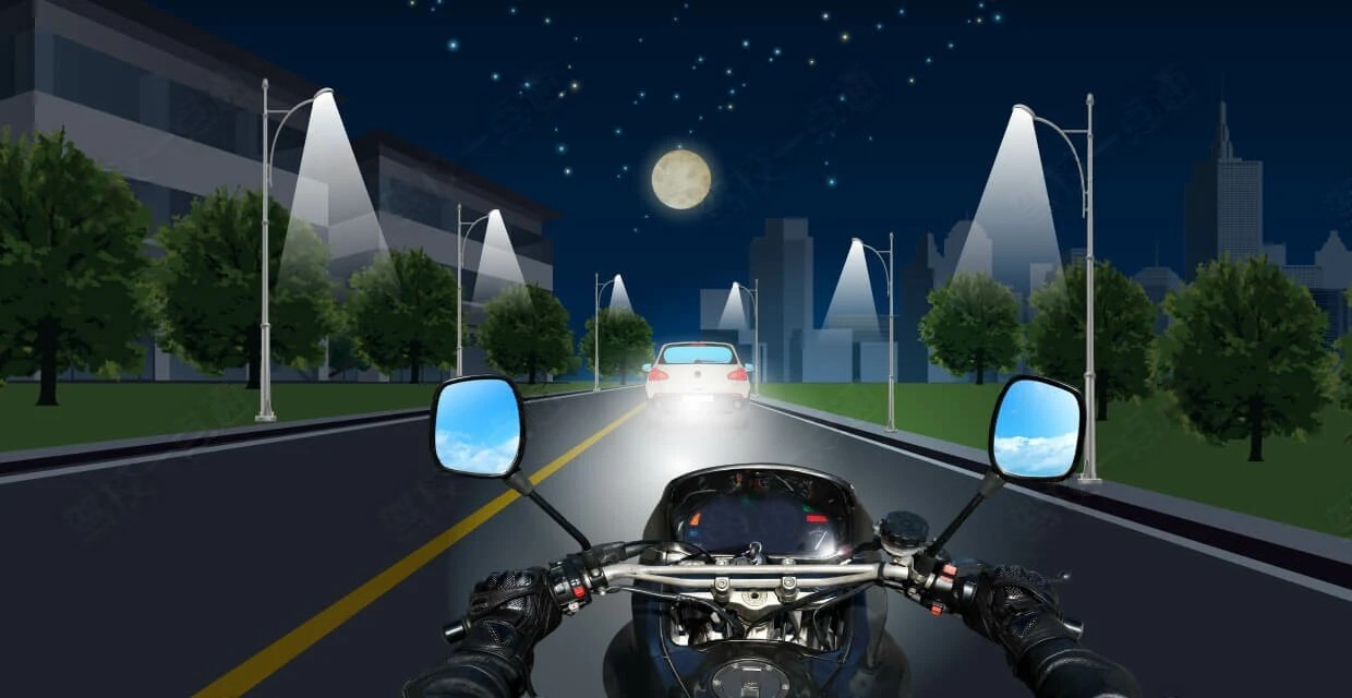 如图所示，夜间驾驶摩托车遇照明条件良好路段跟车，使用灯光做法…