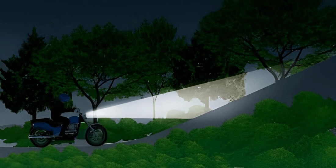 如图所示，夜间驾驶摩托车遇灯光照射距离由远变近，前方可能驶入…