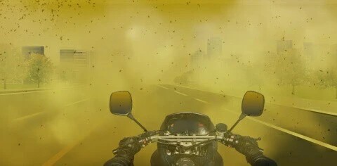 如图所示，风沙天气驾驶摩托车，要注意保持车身稳定。