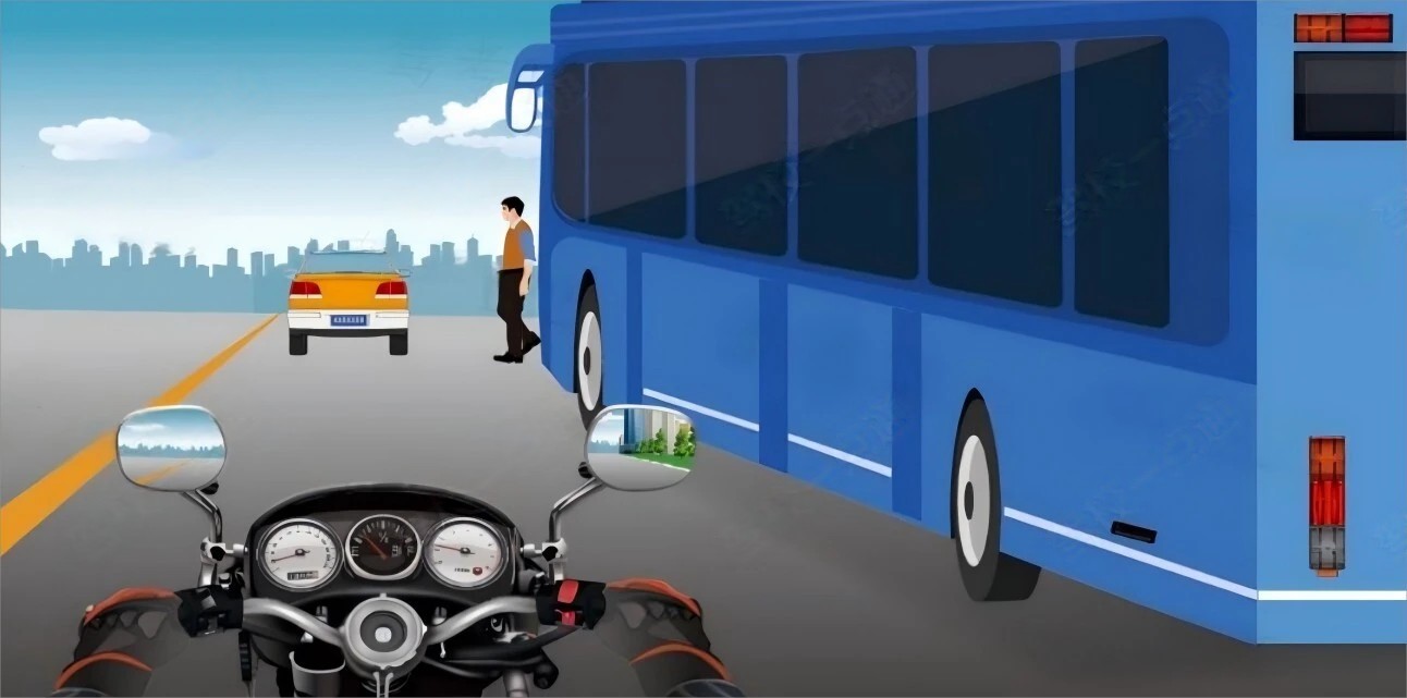 驾驶摩托车遇图中场景时，以下说法错误的是（）。
