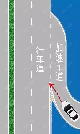 图中车辆驶出匝道后应沿图中箭头方向直接驶入最左侧车道。