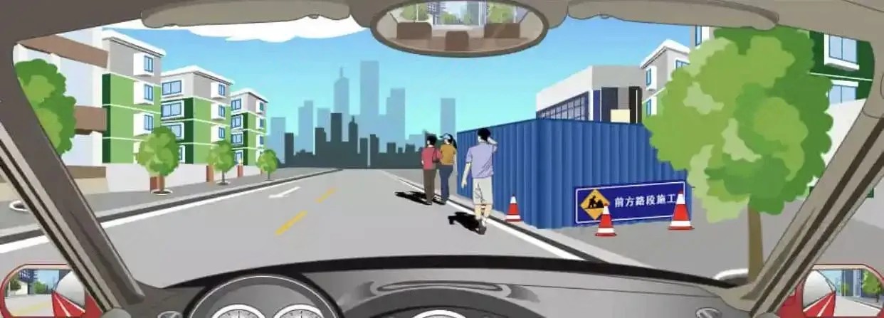 如图所示，驾驶机动车遇到这种情况时，应鸣喇叭提醒行人注意避让…
