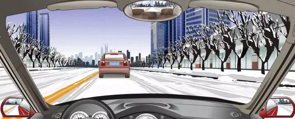 如图所示，驾驶机动车在这种天气及道路条件下跟车行驶时，以下做…