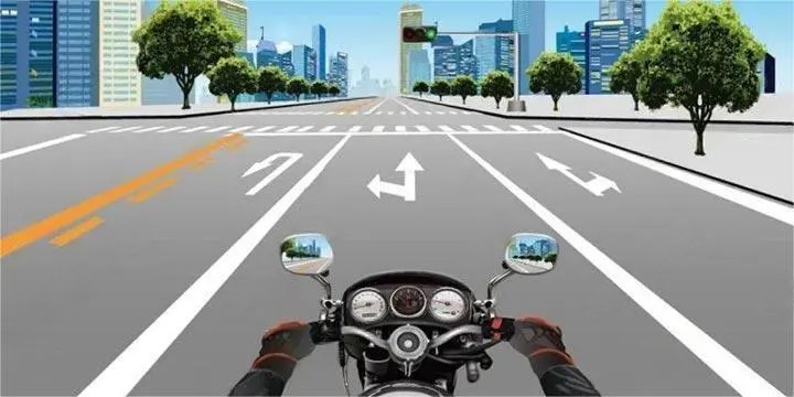 驾驶摩托车进入图中路口前，车辆不允许跨越白色实线变更车道。