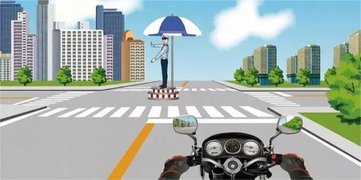 驾驶摩托车遇图中场景时，以下做法正确的是？
