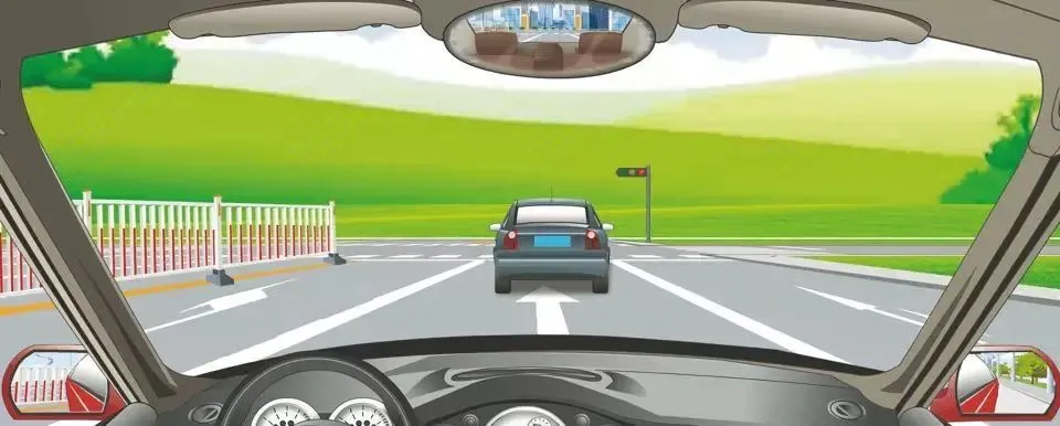 如图所示，在这段道路上可以变更到左侧车道掉头。