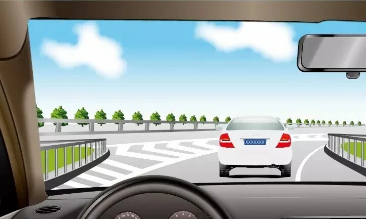 在高速公路匝道遇前车速度较低时，以下做法正确的是（）。