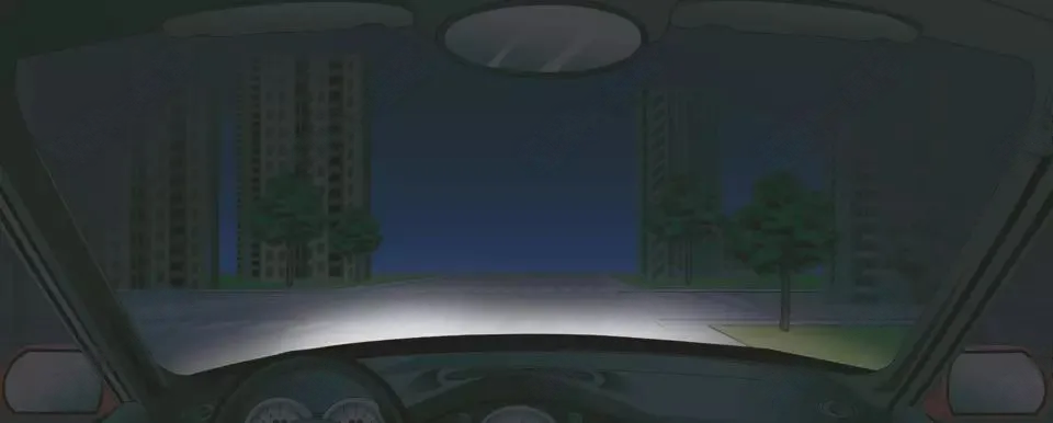 在这种环境下通过路口如何使用灯光?