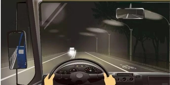 夜间驾驶机动车在道路上会车，为避免对方驾驶人眩目，应距离对向…