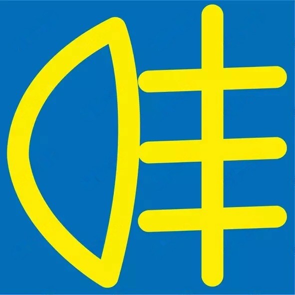打开前雾灯开关，（如图所示）亮起。