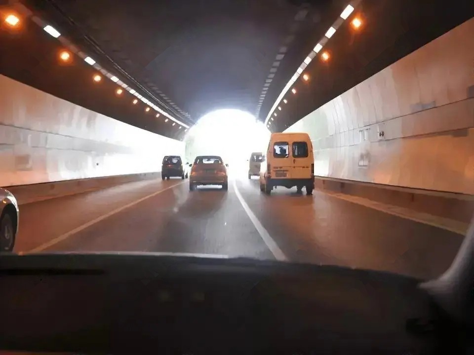 图中隧道内可以临时停车休息。