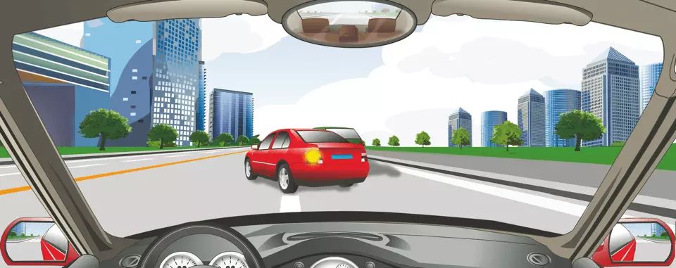 遇到这种情况不能超车。