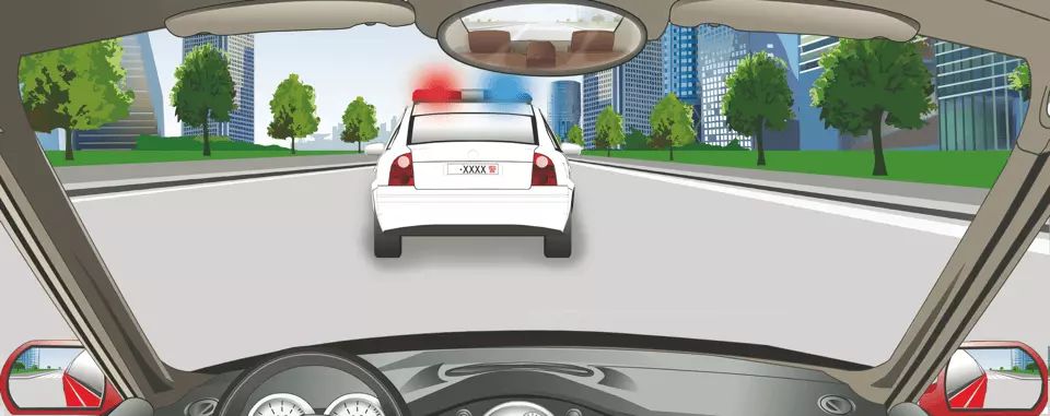 在道路上遇到这种情况可以从两侧超车。