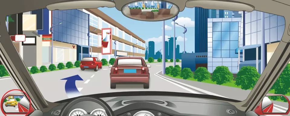 驾车遇图中情形时，可以沿箭头方向加速超车。