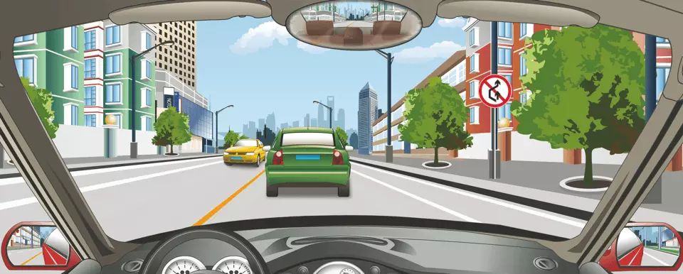 如图所示，驾驶机动车在这个路段允许超车。