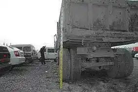 如图所示的大货车如上路行驶,存在什么交通违法行为?
