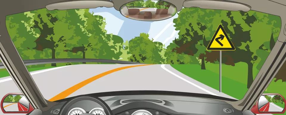 如图所示，在这种条件的道路上怎样行驶才安全？
