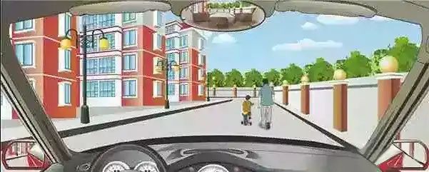 驾驶机动车在道路上遇到这种情形在其后可以鸣喇叭催促。