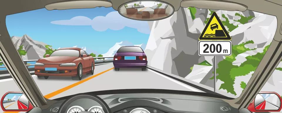 如图所示，右侧这个标志提醒注意前方200米是堤坝道路。