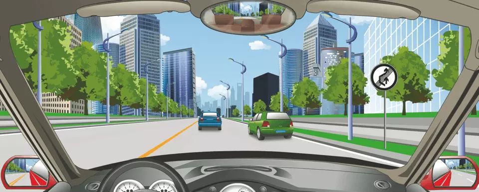 驾车遇图中右侧交通标志时，不允许超车。