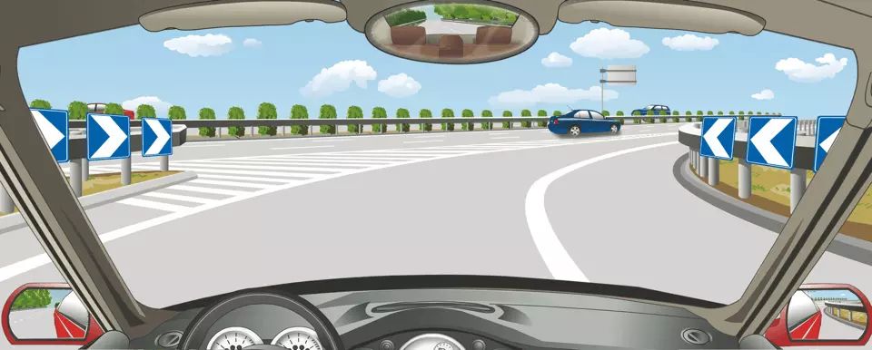 如图所示，路两侧的标志提示前方道路线形变化。
