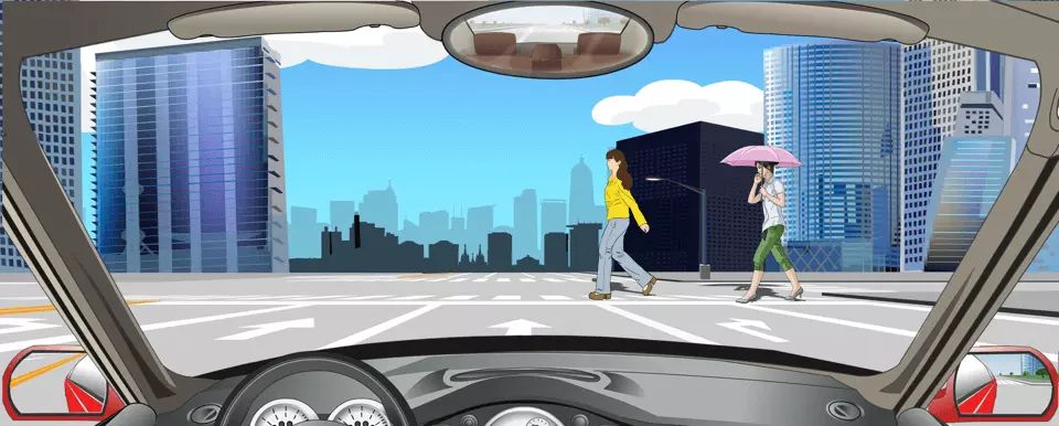 如图所示，路口内人行横道线警示行人优先横过道路。
