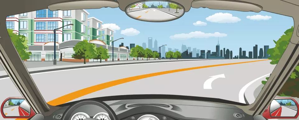 如图所示，该车道路面导向箭头提示前方道路右侧有路口。
