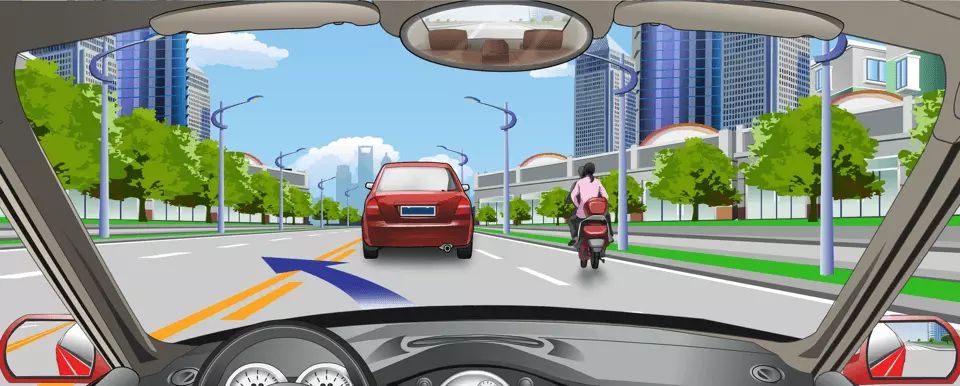 如图所示，路中心黄色虚实线指示允许暂时越过超车。