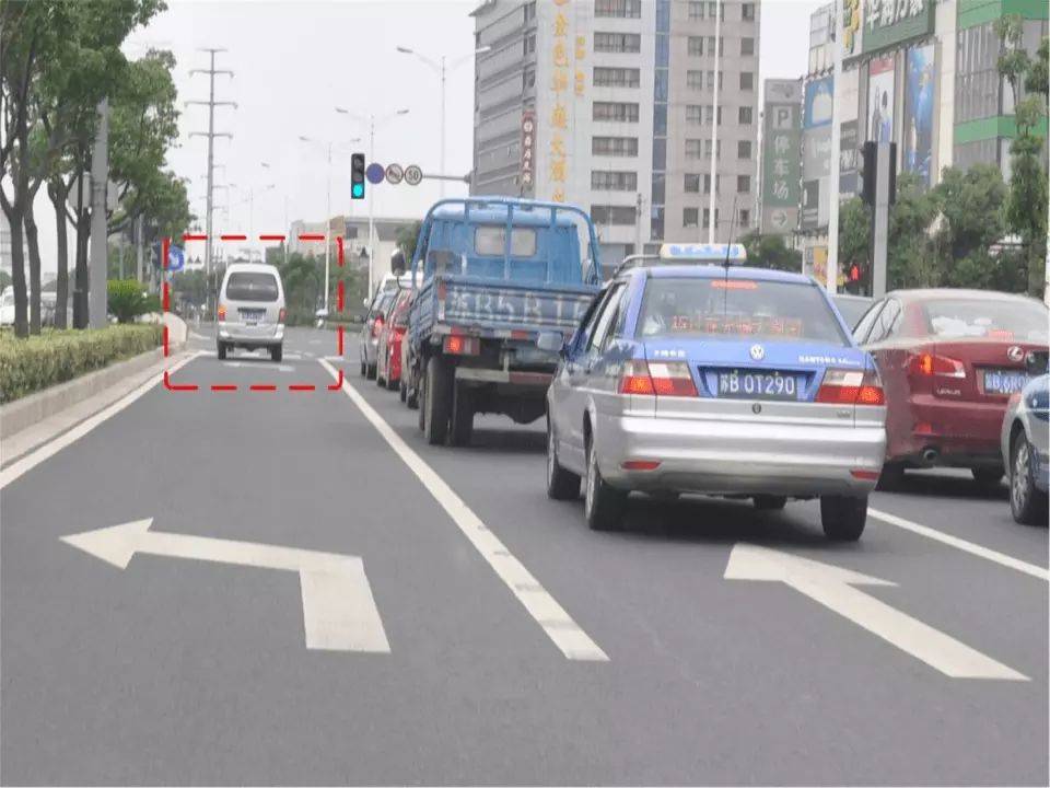 如图所示，图中红框内所示车辆可以怎样行驶？