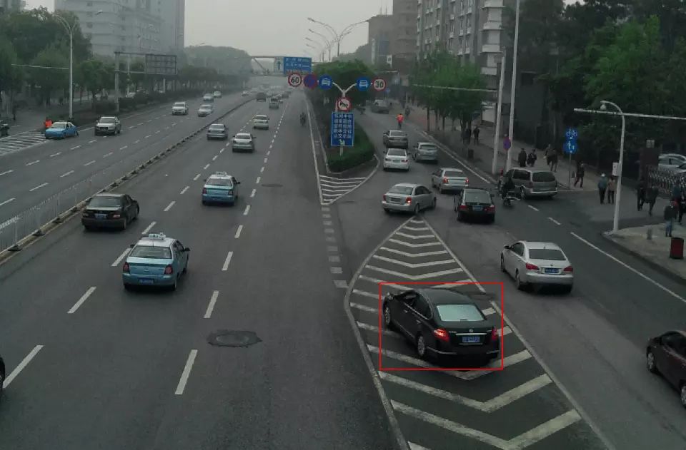 如图所示，图中红框内行驶车辆存在交通违法行为。