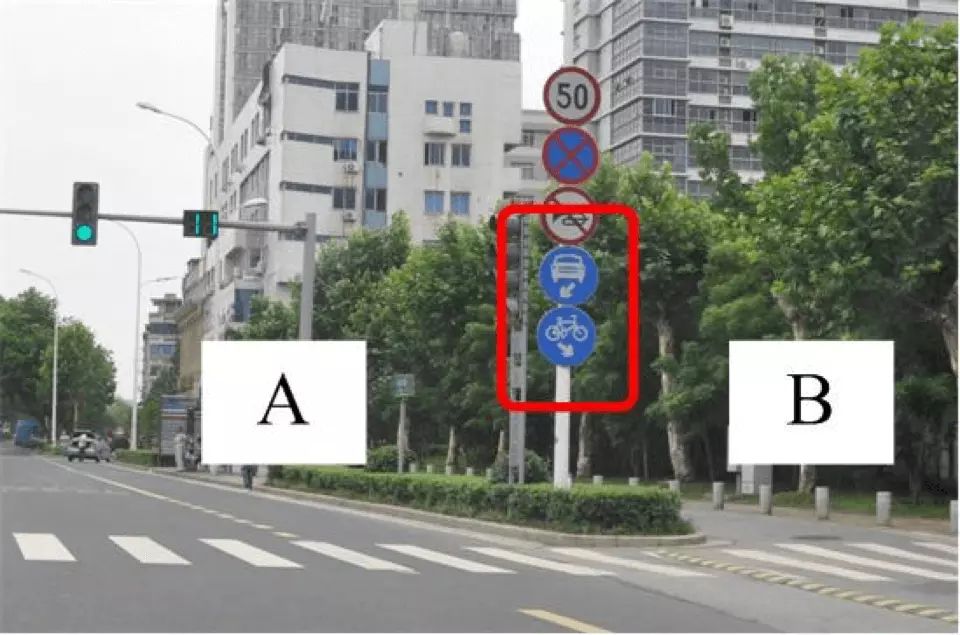 如图所示,按照红框内的标志,机动车应当在B区域内行驶。