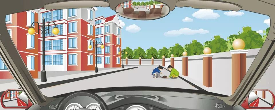 如图所示，驾驶机动车遇到这样的情景怎样行驶？