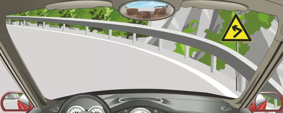 在图中山区弯路要怎样行车？