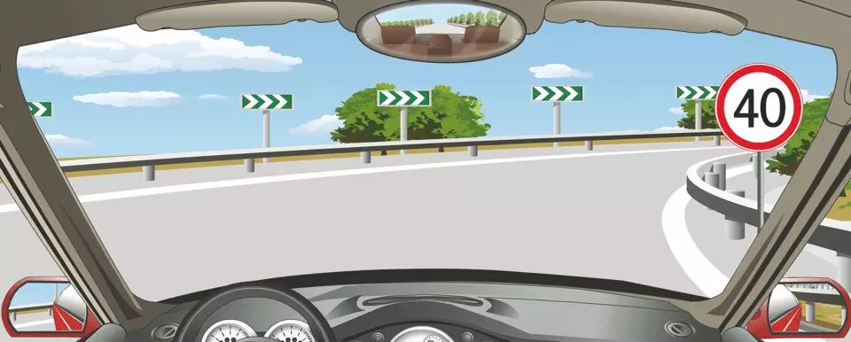 看到图中所示标志时，要将车速迅速提高到40km/h以上。