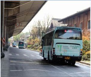 如图所示，机动车在人行横道线前停车，后方机动车驾驶人要采取的…