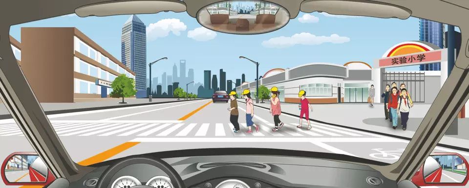 驾驶机动车在学校门口遇到这种情况怎样行驶？