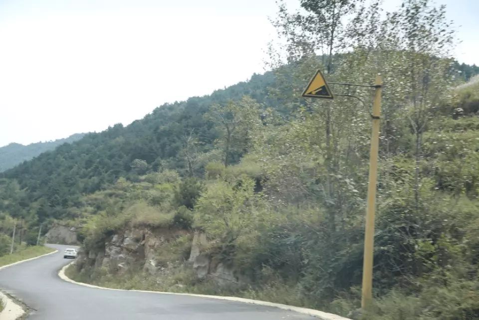 如图所示，驾驶机动车遇到这种路段时，以下说法错误的是什么?